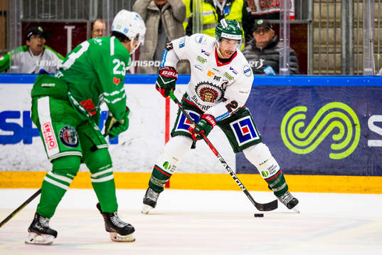 Frölundas Joel Lundqvist bevakas av Rögles Daniel