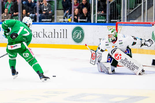 Rögles Taylor Matson gör 4-2 bakom Frölundas målvakt