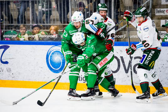 Rögles Daniel Sylwander och Linus Sandin i kamp om pucken