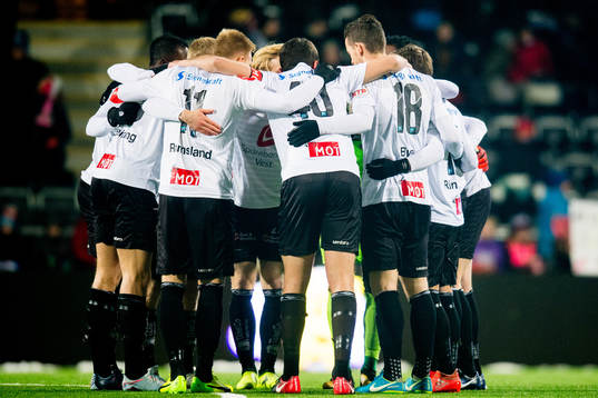 Players of Sogndal gather in a circle