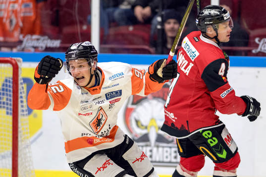 Karlskronas Henrik Törnqvist jublar