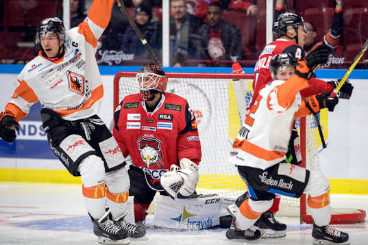 Karlskronas Henrik Törnqvist jublar
