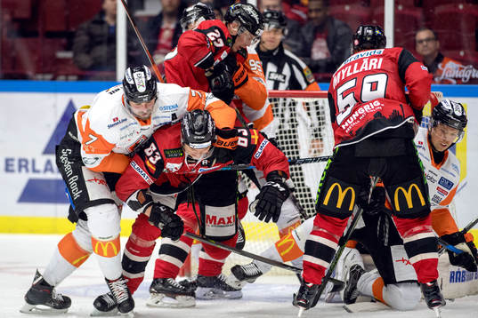 Karlskronas Mattias Karlsson och Malmö Redhawks Fredrik