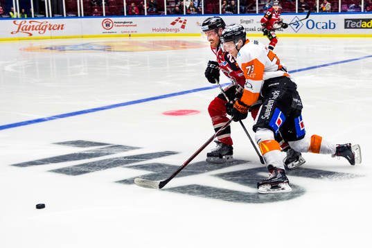 Karlskronas Emil Lundberg och Malmö Redhawks Jens Olsson