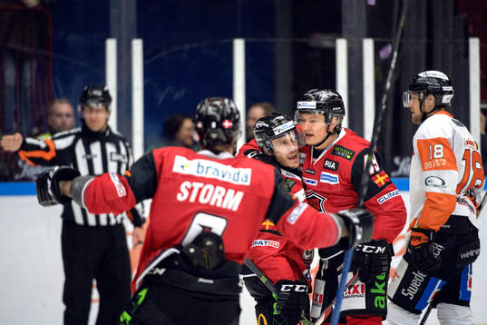 Malmö Redhawks Andy Miele och Rhett Rakhshani jublar