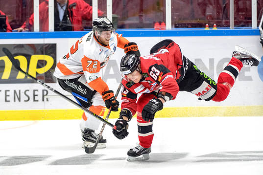 Karlskronas Joachim Rohdin och Malmö Redhawks Fredrik