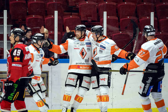 Karlskronas Emil Larsson jublar med lagkamrater