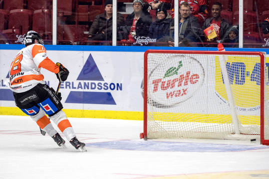 Karlskronas Emil Larsson gör 2-4 i tom kasse