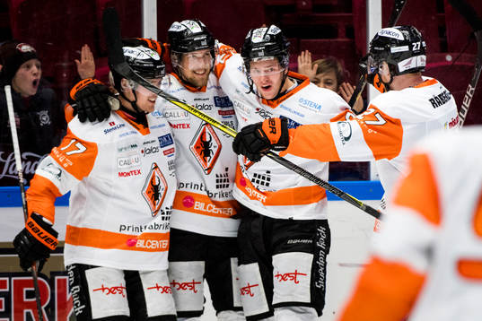 Karlskronas Emil Larsson jublar med lagkamrater