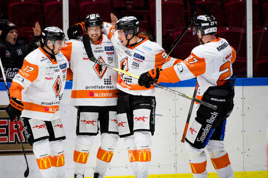 Karlskronas Emil Larsson jublar med lagkamrater