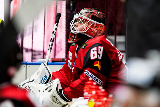Malmö Redhawks målvakt Oscar Alsenfelt på bänken
