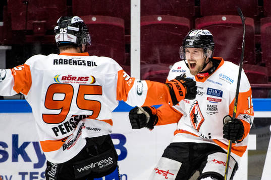 Karlskronas Emil Larsson jublar med Carl Persson