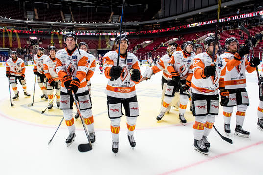 Karlskronas spelare tackar publiken