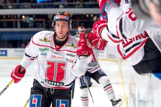 Örebros Tyson Spink jublar med lagkamrater