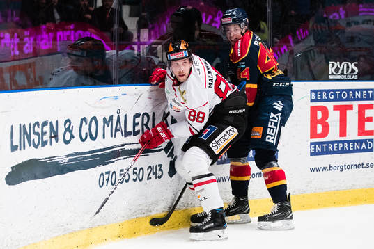 Örebros Viktor Ekbom i kamp om pucken med Djurgårdens