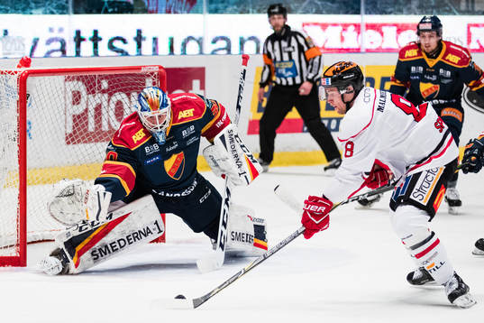 Örebros Tyson Spink utmanar Djurgårdens målvakt Joacim