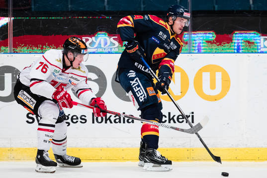 Örebros Jare Sallinen jagar Djurgårdens Marcus Högström