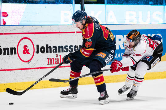 Djurgårdens David Bernhardt jagas av Örebros Kalle Olsson