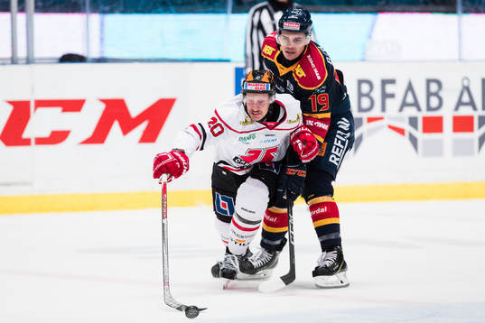 Örebros Marcus Weinstock i kamp om pucken med Djurgårdens