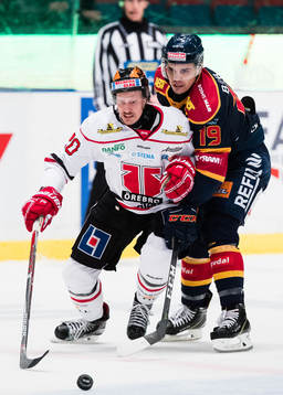 Örebros Marcus Weinstock i kamp om pucken med Djurgårdens
