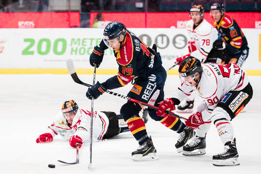 Djurgårdens Rene Bourque utmanar Örebros Daine Todd och
