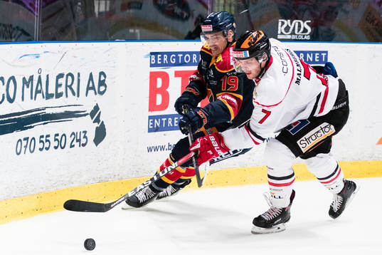 Djurgårdens Rene Bourque i kamp om pucken med Örebros
