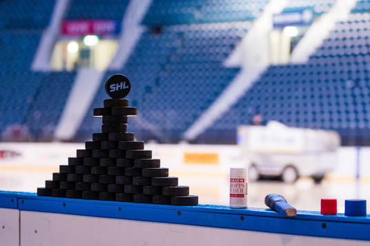 Staplade puckar innan ishockeymatchen i SHL mellan