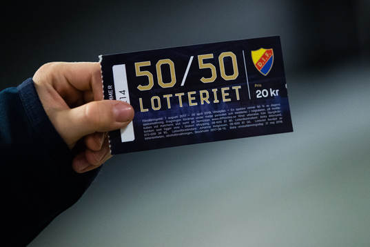En 50/50-lott innan ishockeymatchen i SHL mellan