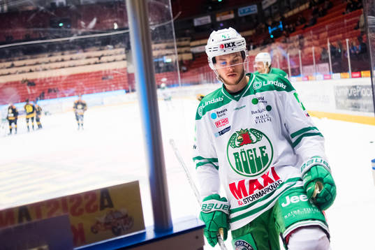 Rögles Lucas Elvenes före ishockeymatchen i SHL mellan