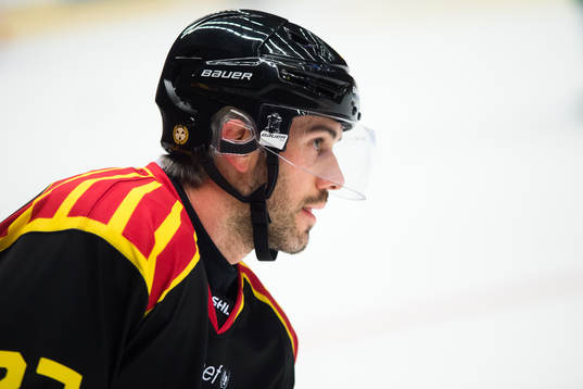 Brynäs Drew Miller före ishockeymatchen i SHL mellan