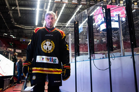 Brynäs Drew Miller före ishockeymatchen i SHL mellan