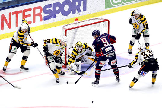Linköpings Tony Mårtensson oroar framför Skellefteås