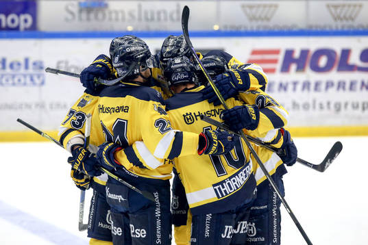 s Martin Thörnberg jublar med lagkamrater