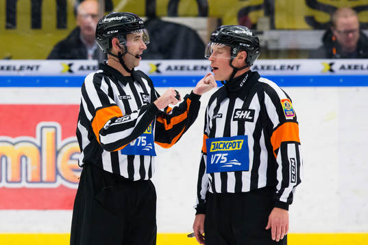 Domarna Linus Öhlund och Tobias Björk