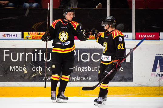 Brynäs Linus Ölund och Juuso Ikonen jublar