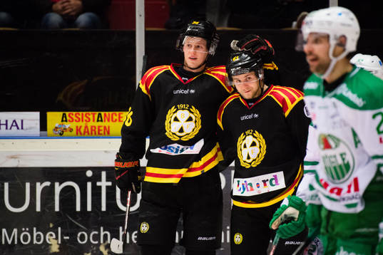 Brynäs Linus Ölund och Juuso Ikonen jublar