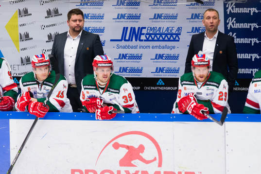 Moras tränare Mattias Karlin och assisterande tränare