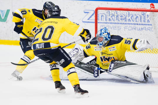 s målvakt Fredrik Pettersson-Wentzel räddar