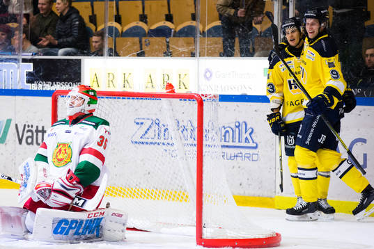 s Sebastian Wännström och Victor Ejdsell jublar