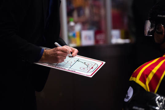 Brynäs assisterande tränare Jan Larsson med taktiksnack