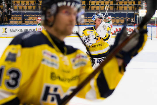 s målvakt Fredrik Pettersson-Wentzel jublar