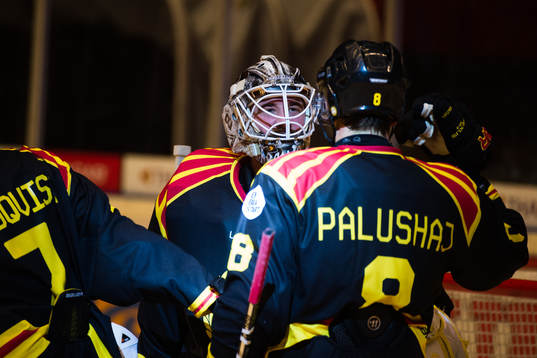 Brynäs målvakt David Rautio jublar med Aaron Palushaj