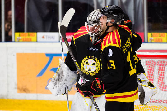 Brynäs målvakt David Rautio och Ryan Gunderson jublar