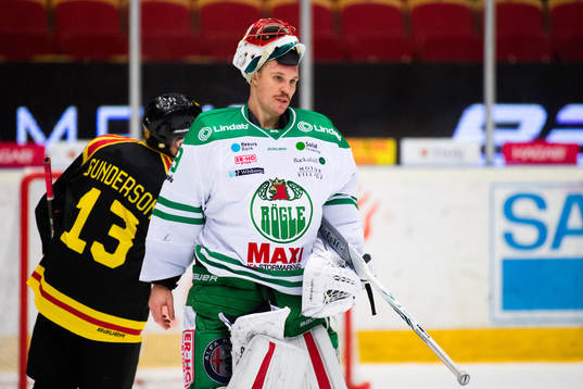 Rögles målvakt Justin Pogge deppar