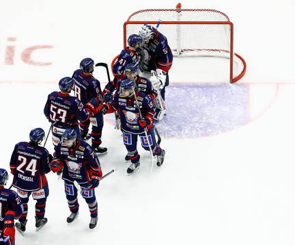 Linköpings spelare tackar målvakt Jonas Gustavsson som