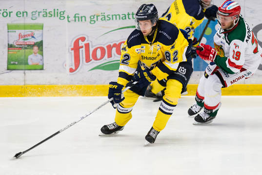 s Kevin Stenlund med pucken före Moras Jacob Nilsson