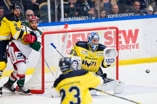 s målvakt Fredrik Pettersson-Wentzel räddar