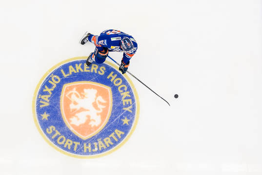 Växjös Erik Josefsson åker över Växjös klubbmärke
