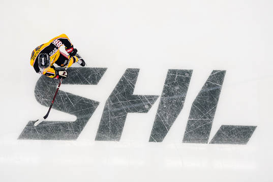 Luleås Ryan Johnston åker över SHL loggan före