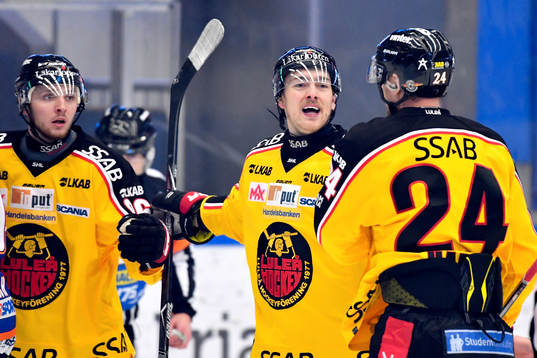 Luleås Robin Kovacs jublar med lagkamrater